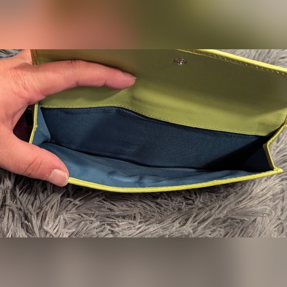 Coach Signature Turn-lock Lime Green Canvas Wallet F43613 - Picture 3 of 4